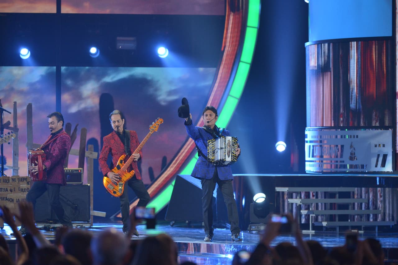 Al final todos se pusieron de pie para agradecer a ambas agrupaciones.