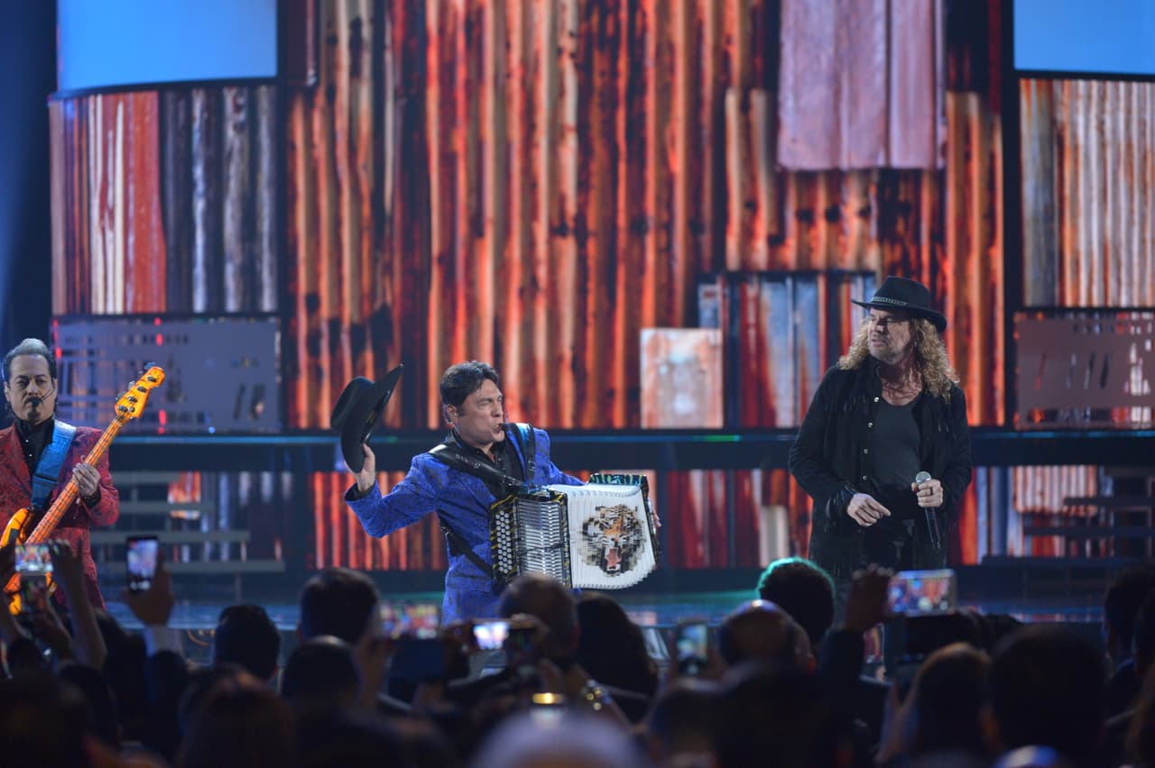 A la par del mensaje que dieron, ambas agrupaciones ofrecieron un número memorable.