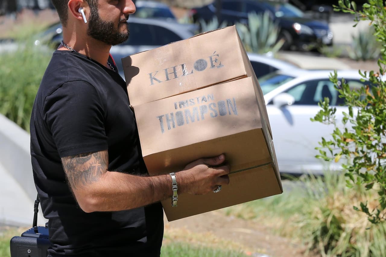 La pareja 
<b><a href="https://www.univision.com/entretenimiento/no-todo-el-clan-kardashian-jenner-le-da-la-espalda-al-novio-infiel-de-khloe-fotos">estuvo de fiesta</a></b> esa misma noche con la supermodelo del clan, 
<b><a href="https://www.univision.com/entretenimiento/los-exes-de-kendall-jenner-y-su-nuevo-amor-estuvieron-de-fiesta-y-ahora-todo-es-un-enredo-fotos">Kendall Jenner</a></b>, y su supuesto 
<b><a href="https://www.univision.com/entretenimiento/kendall-jenner-estrena-romance-con-un-atleta-y-no-te-imaginas-de-quien-se-trata">nuevo amor Ben Simmons</a></b>. Pero el miércoles captaron a la estrella en Calabasas, sin su novio ni su hija, con un par nuevo de zapatos deportivos 
<b><a href="https://yeezysupply.com/collections/women">Yeezy</a></b>, la línea de West, y hasta recibiendo obsequios de un paparazzo.