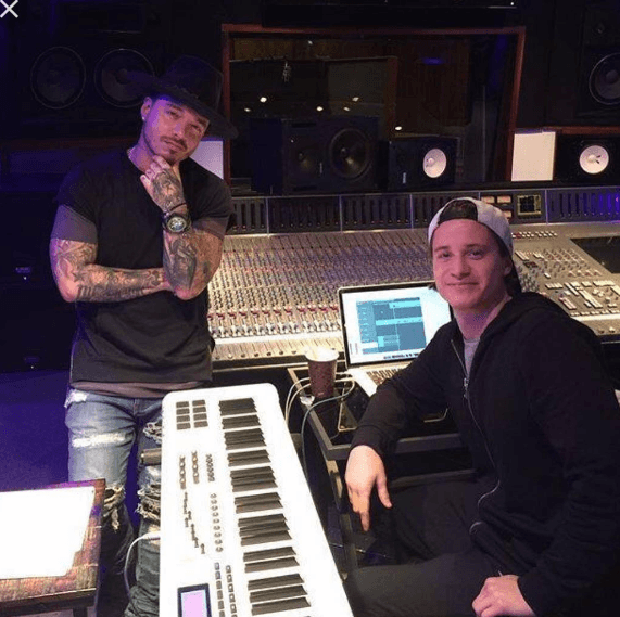 J Balvin ahora está de gira, pero cuando estuvo en la grabación de su disco Energía, por el que está nominado en Latin GRAMMY, no paró de trabajar.