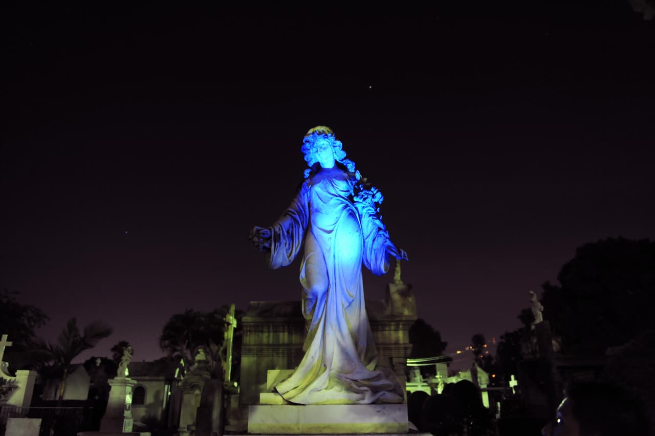 Película de terror en el cementerio