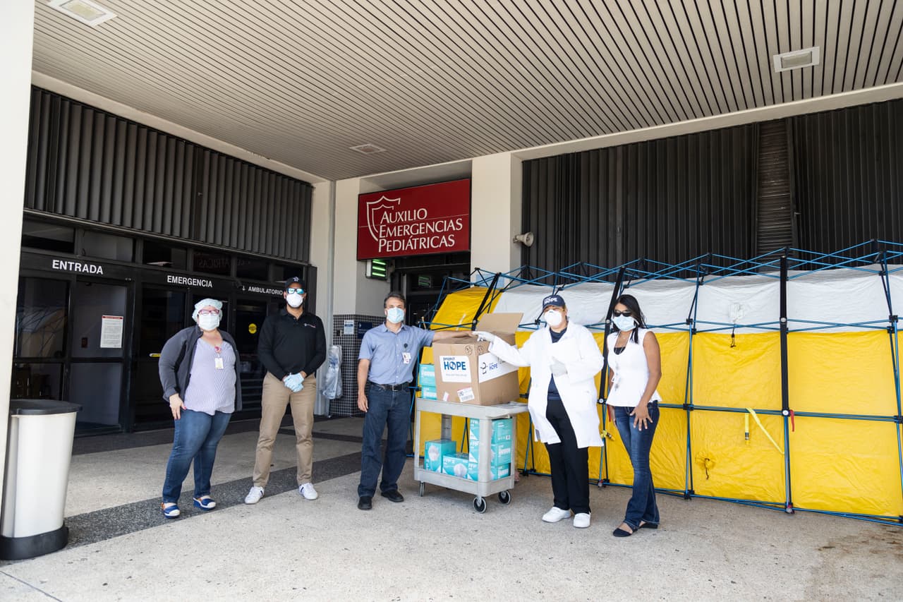 Esta nueva alianza con la
<b><a href="https://www.facebook.com/Fundaci%C3%B3n-Juan-Luis-Guerra-293596150815742/" target="_blank">Fundación Juan Luis Guerra</a></b> permitirá continuar ayudando a los profesionales de la vecina Isla que trabajan en la primera línea de defensa para continuar salvando vidas a la vez que cuidan de las suyas.