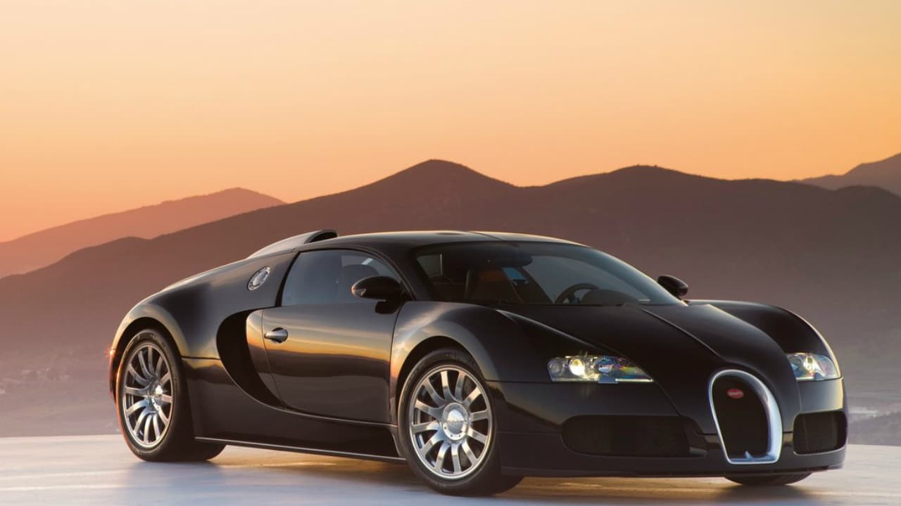 <b>Bugatti Veyron</b>
<br>El superdeportivo es un gusto que solo algunos se pueden dar, para chequeras abundantes y manos hábiles capaces de dominar todo su poder. 
<br>Su motor 16 cilindros de 1,001 caballos de fuerza, diseño y aerodinámica, son solo una parte de su atractivo.
<br>Precio: está valorado en más de 2.5 millones de dólares.
<br>Clientes: Arnold Schwarzenegger, Cristiano Ronaldo, Karim Benzema, Simon Cowell.