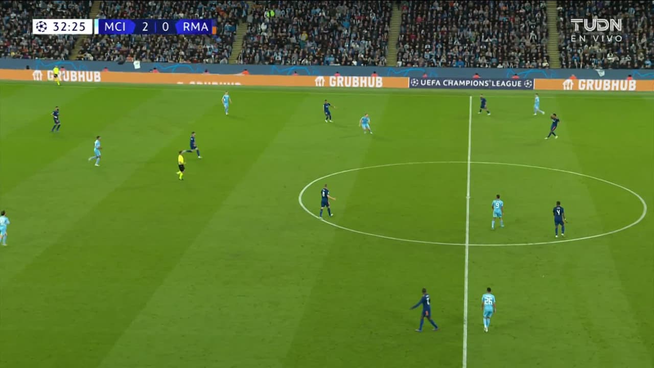 ¡GOL!  anota para Real Madrid. Karim Benzema