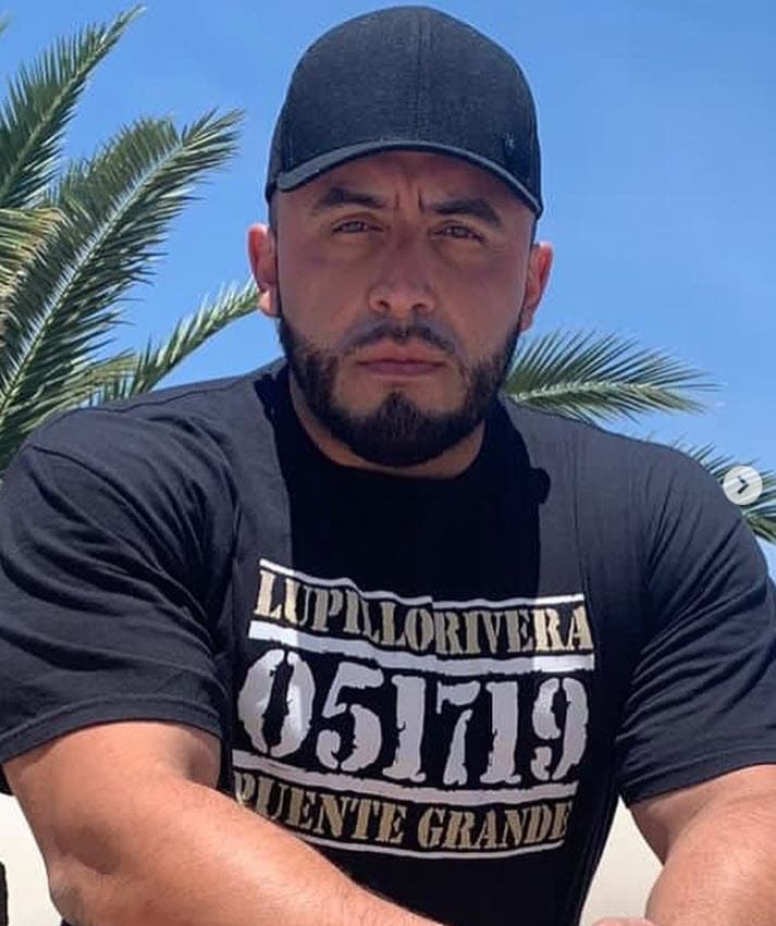 A su tío Juan lo señaló de estar exigiendo a sus hermanos un pago de 300 mil dólares por su trabajo en las empresas de Jenni Rivera. Los señalamientos provocaron que salieran a la luz nuevas
<b><a href="https://www.univision.com/famosos/hija-jenni-rivera-acusa-juan-rivera-amenazas" target="_blank">acusaciones entre los Rivera como supuestas amenazas</a></b>, adicciones y pleitos entre primos y esposas.
<br>