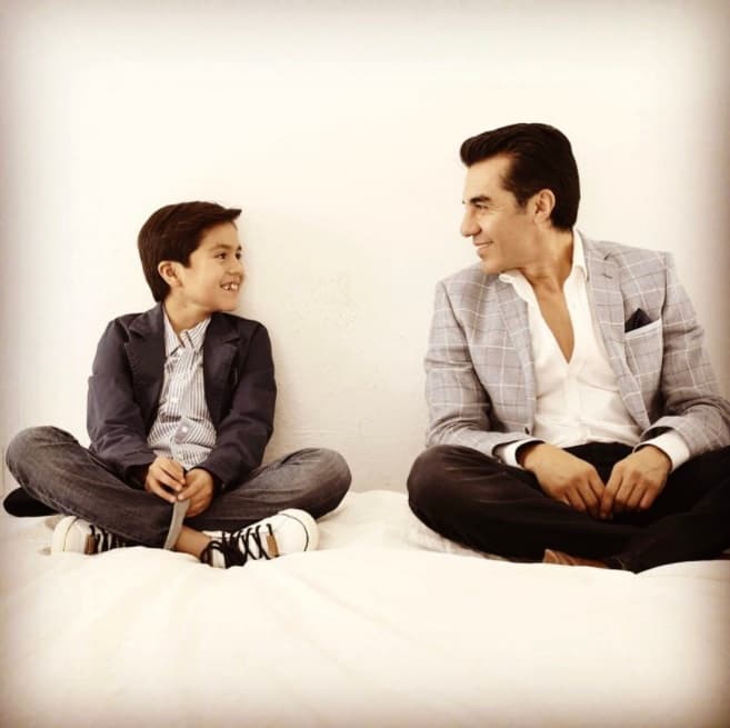 Adrián Uribe y el pequeño Gael, quien juega para el Club America infantil sueña con ser un futbolista famoso y no actor como papá.