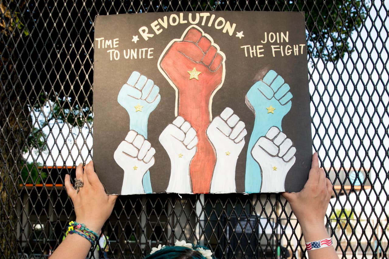 El clásico puño en alto de la imaginería comunista, visto en la protesta de los seguidores de Sanders en el parque Fdr de Filadelfia. Se lee: “revolución, tiempo de unirse, participa en la lucha”.