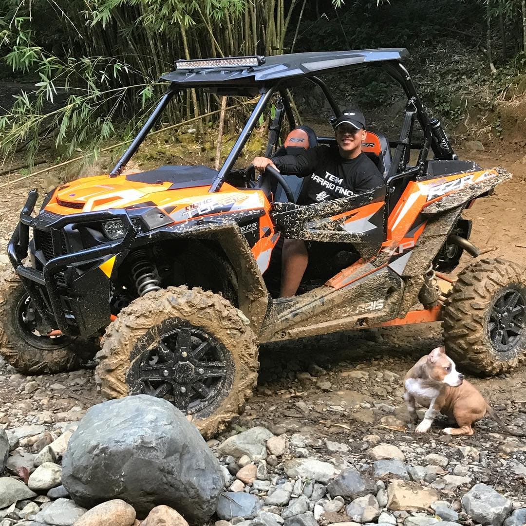 Un vehículo alternativo que se vio manejar a Daddy Yankee es este Polaris RZR, un vehículo que se destacó entre otras cosas por ganar el Rally Dakar de 2017 en el estreno como clase independiente.