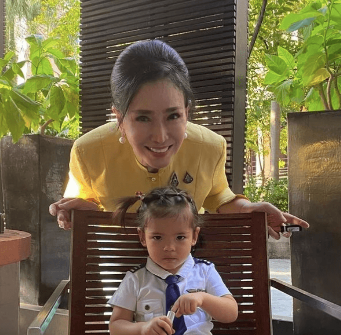 Actualmente, se puede ver a Apasra pasando tiempo con sus nietos y apoyando a personas de bajos recursos en su país.