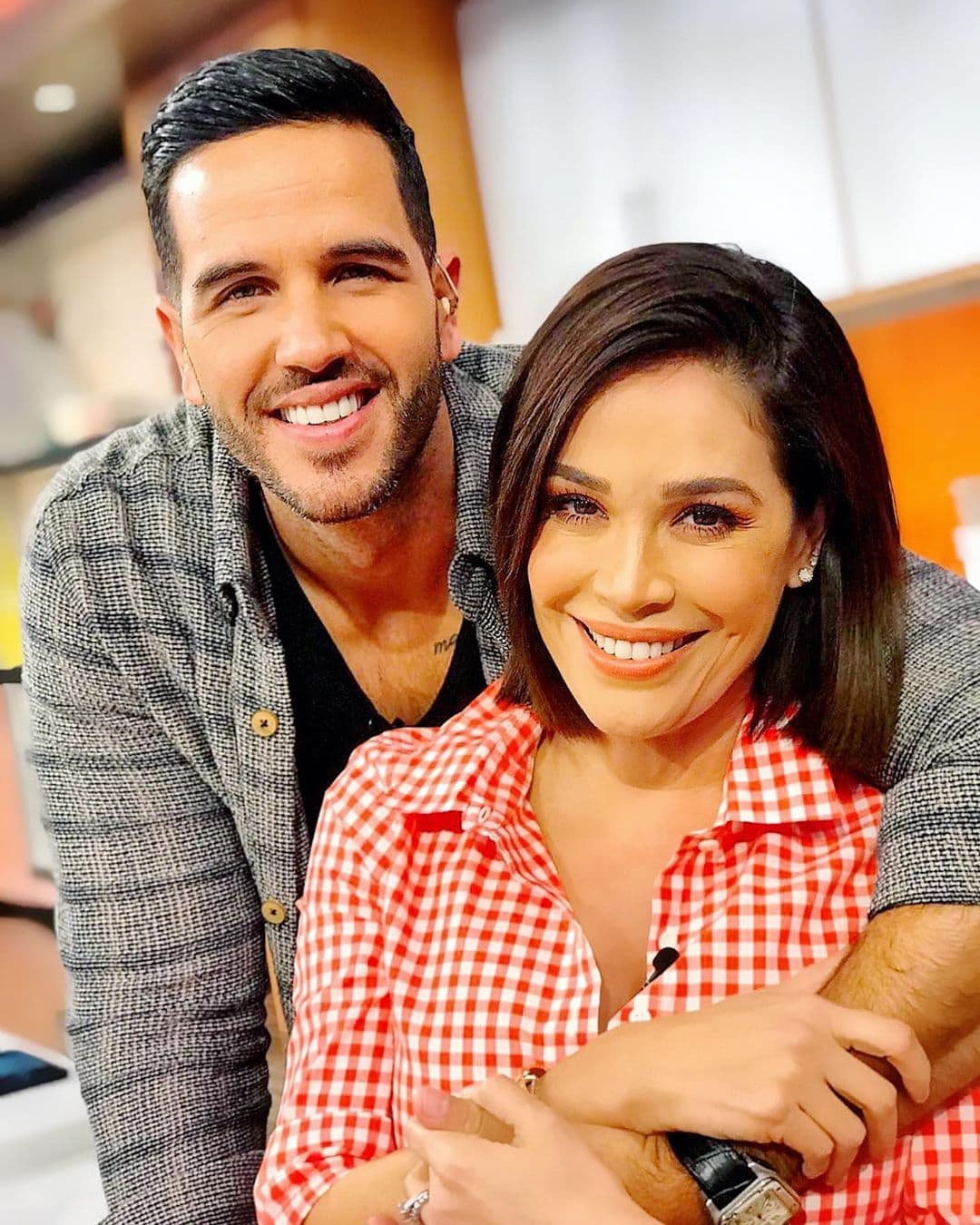 La moda a cuadros no es exclusiva de las chicas, aquí vemos a Yisus posando junto a Karla con prendas estampadas tal como lo sugieren los expertos de la industria del vestido.