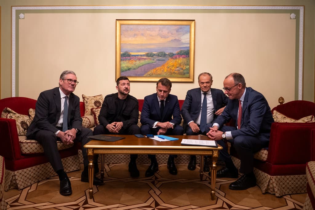 De izquierda a derecha, el primer ministro británico, Keir Starmer, el presidente de Ucrania, Volodymyr Zelensky; el presidente de Francia, Emmanuel Macron; el primer ministro polaco, Donald Tusk, y el canciller alemán, Friedrich Merz, hacen una llamada con el presidente de Estados Unidos, Donald Trump, desde Kiev, Ucrania, el sábado 10 de mayo de 2025. (AP Foto/Mstyslav Chernov)