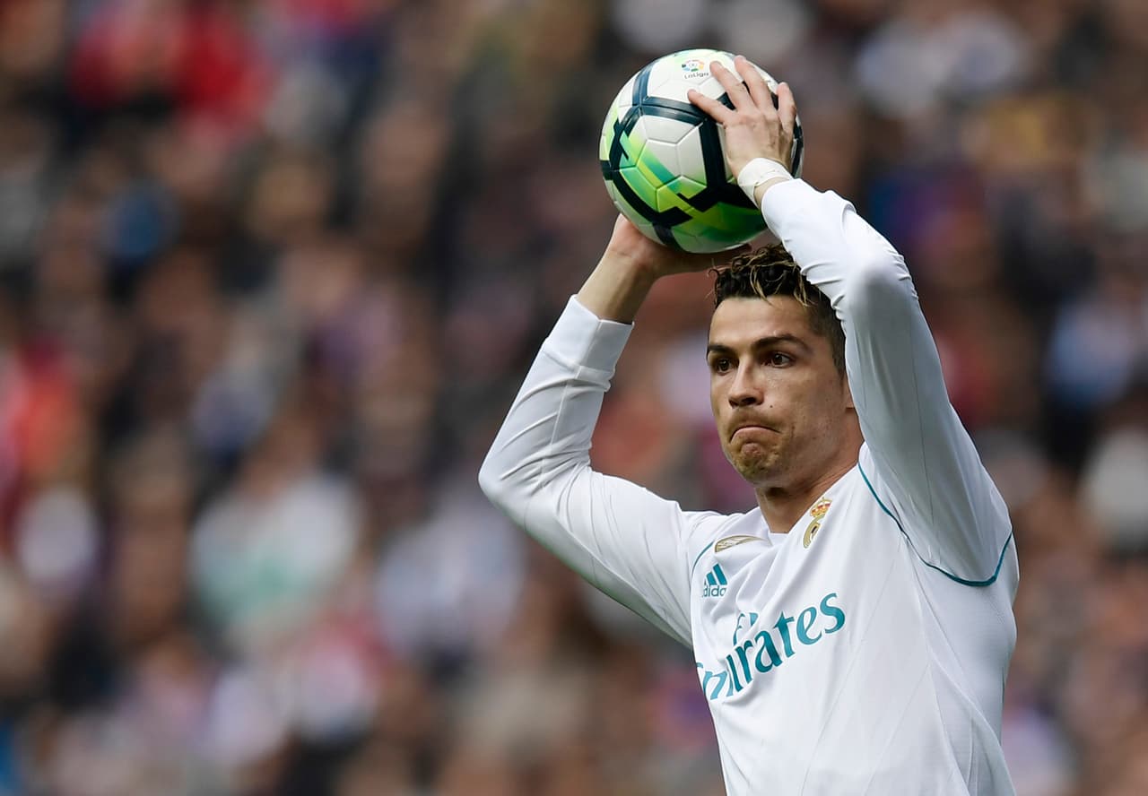 El diseño de los tenis está inspirado en la niñez de la leyenda deportiva, cuando a su madre le tocaba ponerle parchos al único par de zapatos deportivos que tenía porque no podían comprar unos nuevos.