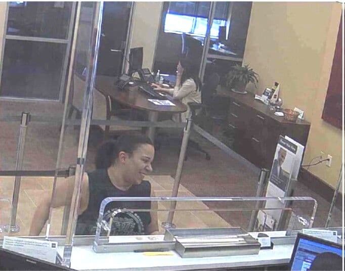 La policía busca a una mujer que presuntamente depósito y luego retiró más de 4,000 dólares de un banco sin el consentimiento de la dueña de la cuenta.