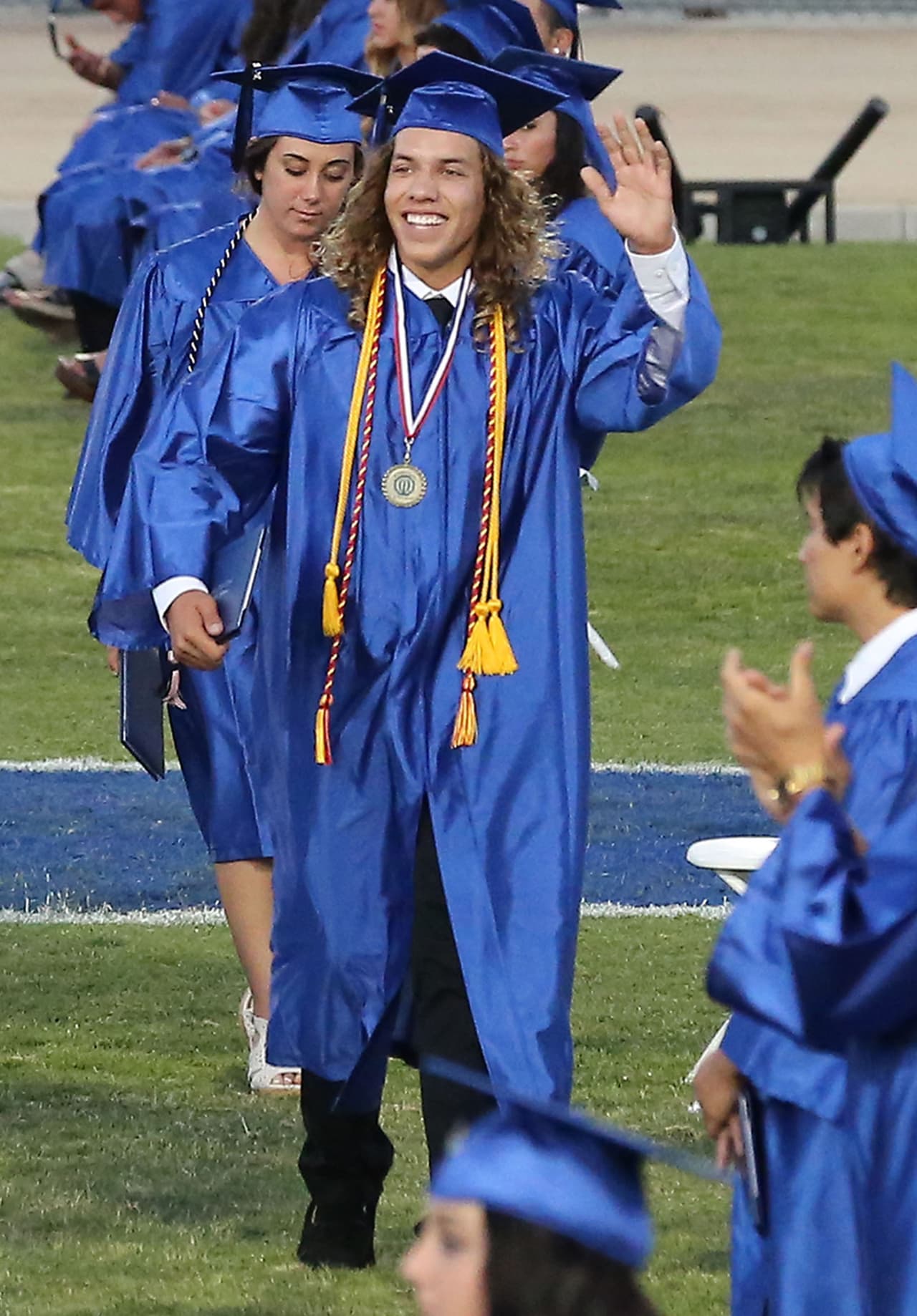 Saludando a su mamá en las gradas.
