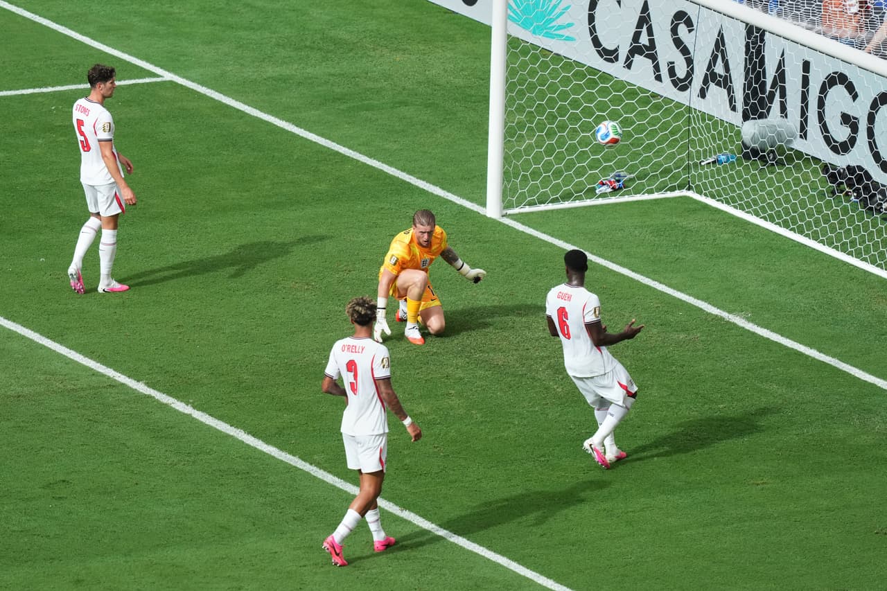 El portero inglés Jordan Pickford (1), John Stones (5), Nico O'Reilly (3) y Marc Guehi (6) reaccionan después de que Andreas Schjelderup, de Noruega (no aparece en la foto), anotara el primer gol de su equipo durante el partido de cuartos de final de la Copa Mundial de Fútbol entre Noruega e Inglaterra en Miami Gardens, Florida, el sábado 11 de julio de 2026.