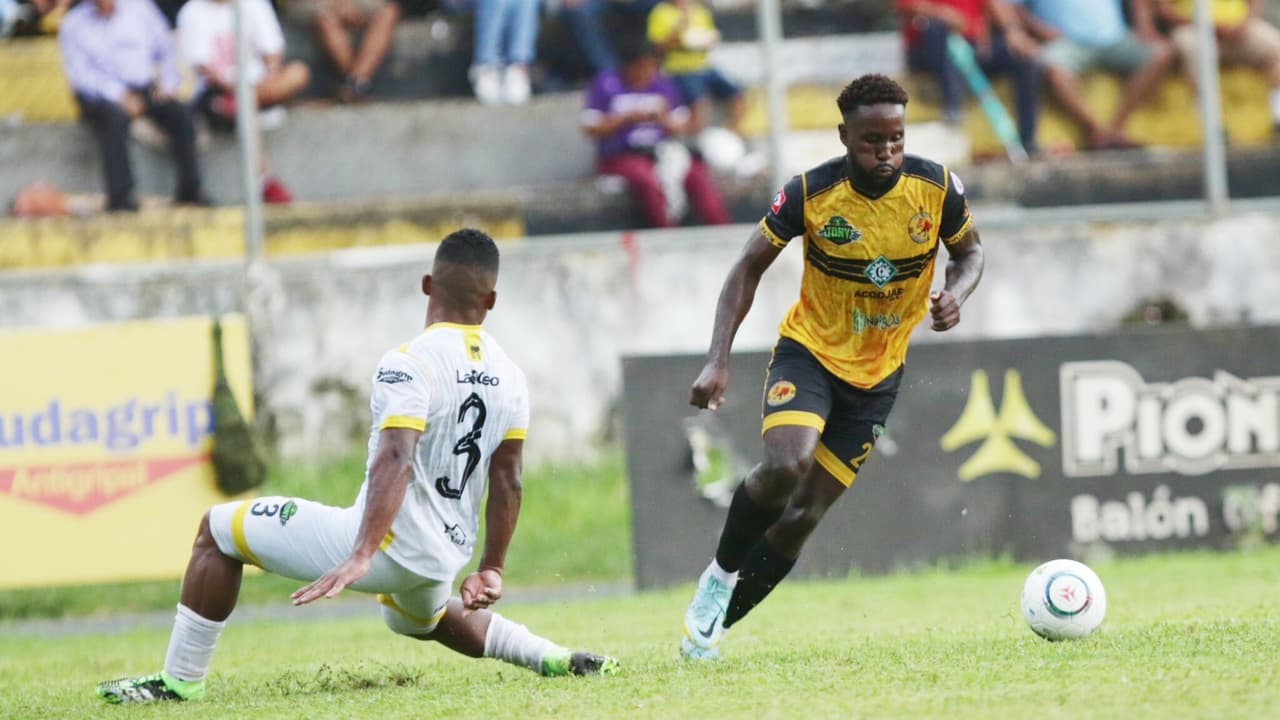 La Liga de El Salvador regresó a la acción tras suspensión de dos meses