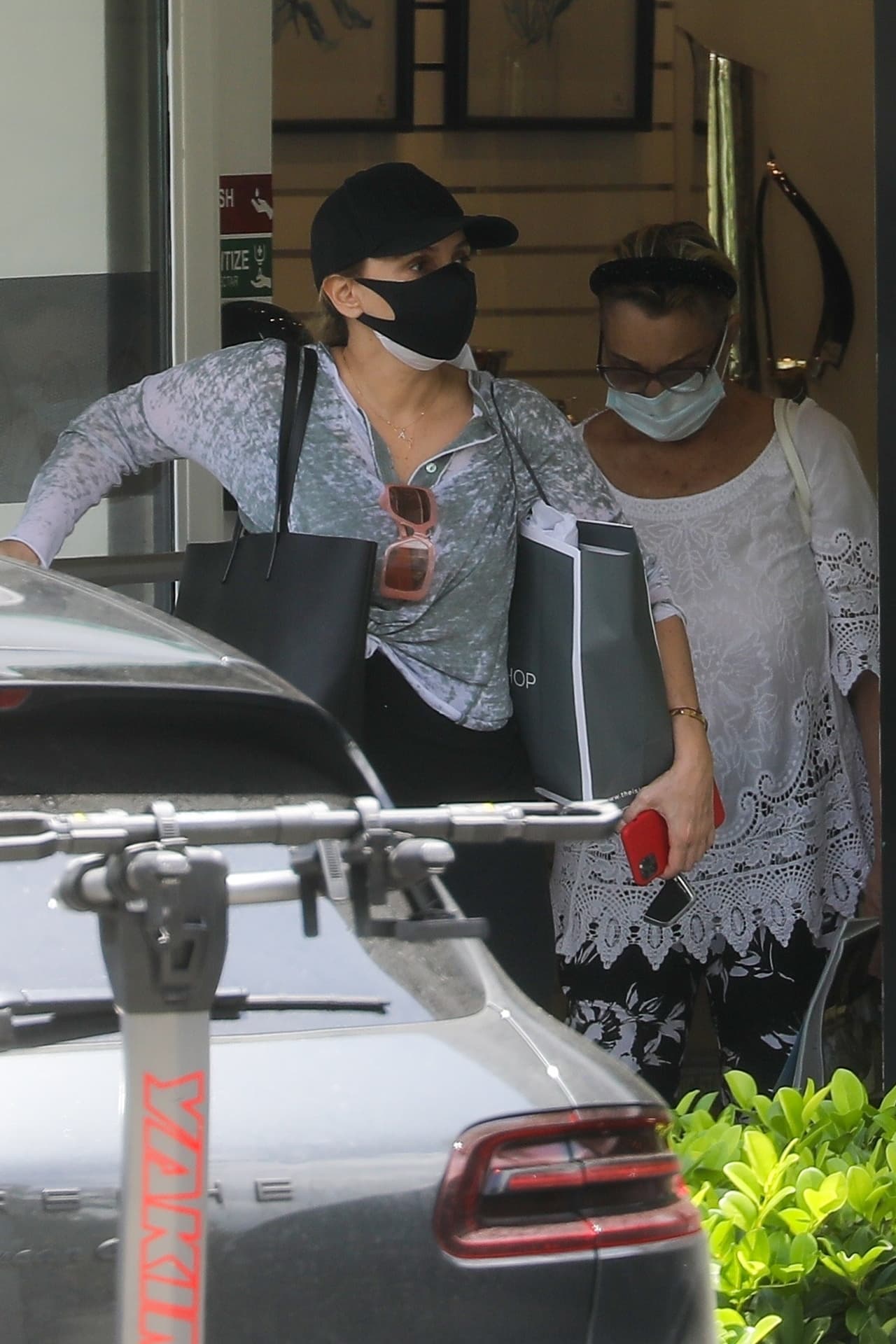 Rivera fue sorprendida por los paparazzi utilizando una gorra negra y un cubrebocas del mismo color, debajo de éste llevaba otro blanco.