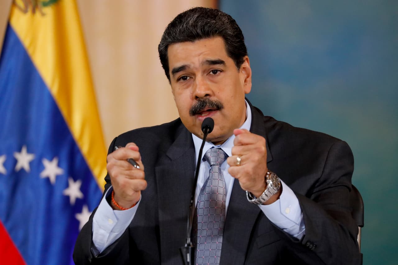 Maduro dice que el embajador cubano "prácticamente forma parte del consejo de ministros" de Venezuela