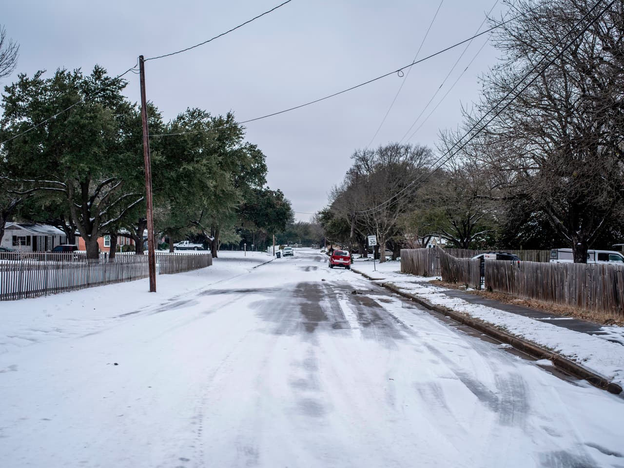 Las tallas de ropa incluyen tallas pequeñas para adultos a extragrandes y algunas tallas para niños. Las familias pueden recoger la ropa de un miembro adicional de la familia que no esté presente. Todos los miembros restantes de la familia deben estar presentes para recibir los suministros.