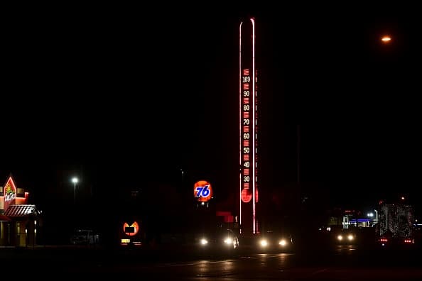 La persistencia del calor,
<b> día tras día, y prácticamente sin dar alivio durante las noches</b>, hace de esta ola una particularmente peligrosa, advirtió -vía
<i>USA Today</i>- el jefe de meteorología de AccuWeather, Jonathan Porter: “En localidades como Sacramento podría llegar o exceder los 110 grados por tres o más días consecutivos”.
