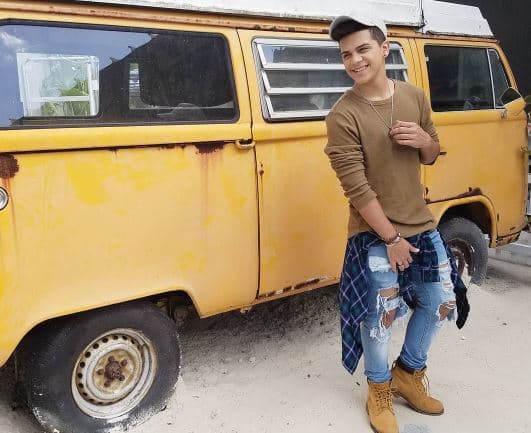 Le gusta el pollo y la pizza.