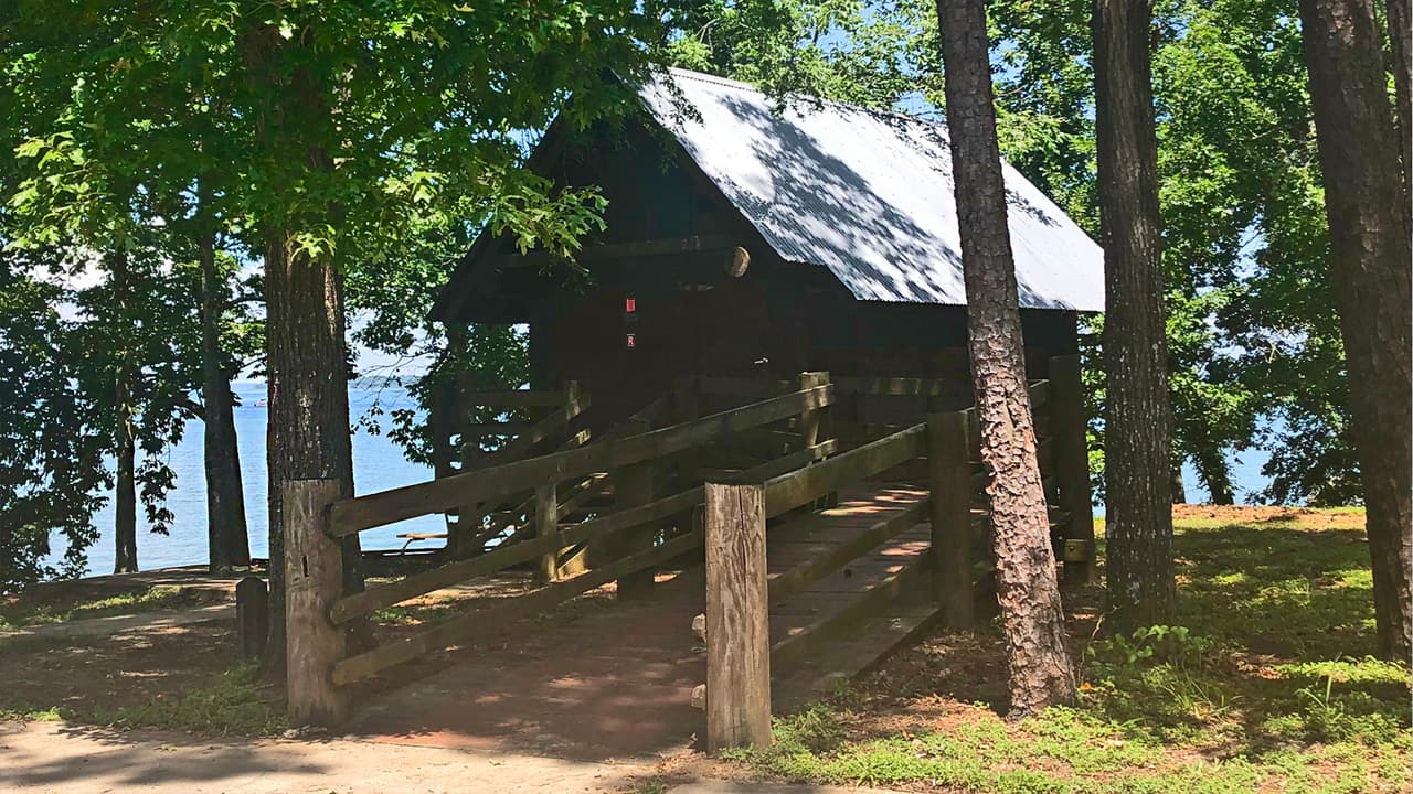 La entrada a los adultos es de 5 dólares mientras que los menores de 12 años entran gratis. Para m´ás información sobre este maravilloso parque puedes visitar su página web haciendo 
<a href="https://tpwd.texas.gov/state-parks/lake-livingston" target="_blank">click aquí. </a>