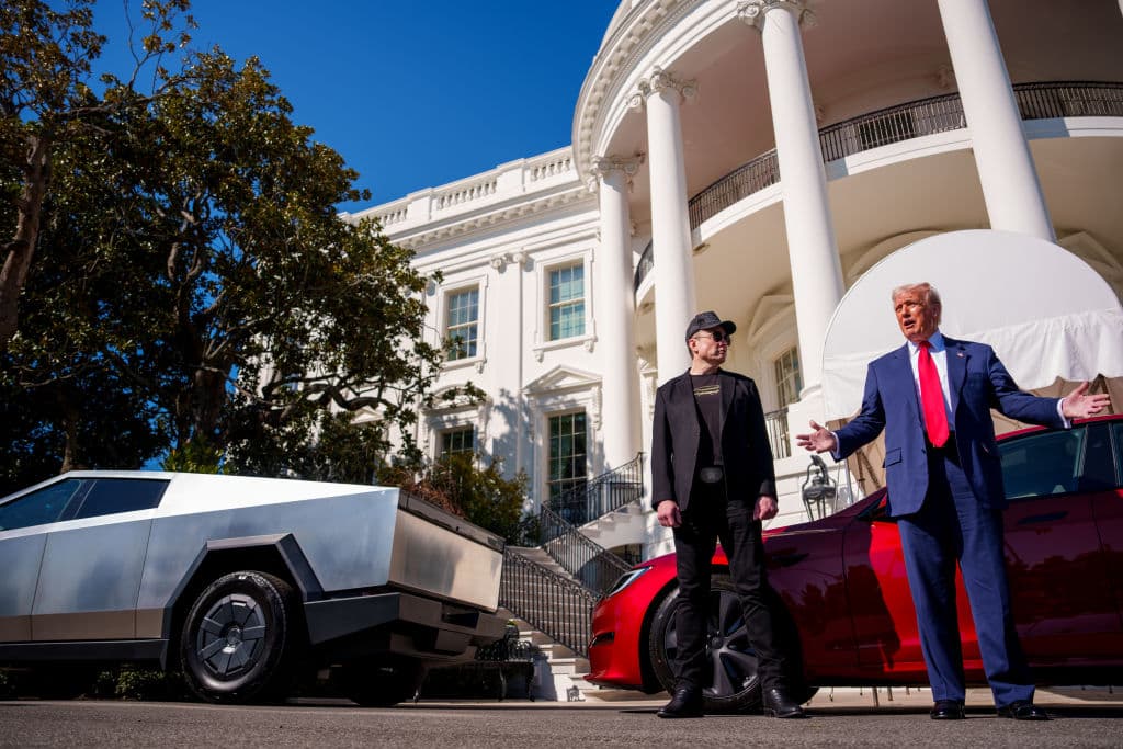 Una imagen y 3 alarmas: Musk le vende un Tesla a Trump en la puerta de la Casa Blanca