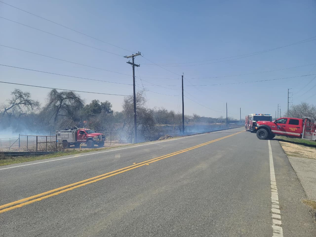 Dos personas, una bombera y un civil, fueron llevadas al hospital por inhalación de humo y dificultad para respirar, pero sus lesiones no fueron graves.