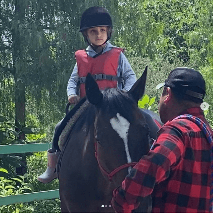 Si bien, no se especificó a qué se refería, llevaba un casco de jinete, lo que significaría que tomó clases de equitación.