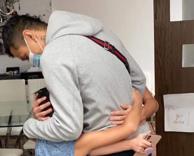 Julio César Domínguez abandona el hospital y regresa a casa