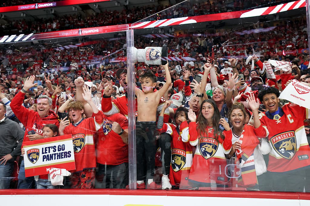 Los aficionados de los Florida Panthers celebran tras la victoria de su equipo por segundo año consecutivo.