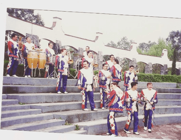 El primer vocalista de la también llamada "Madre de todas las Bandas", fue Conrado Calderón en los años 80's.