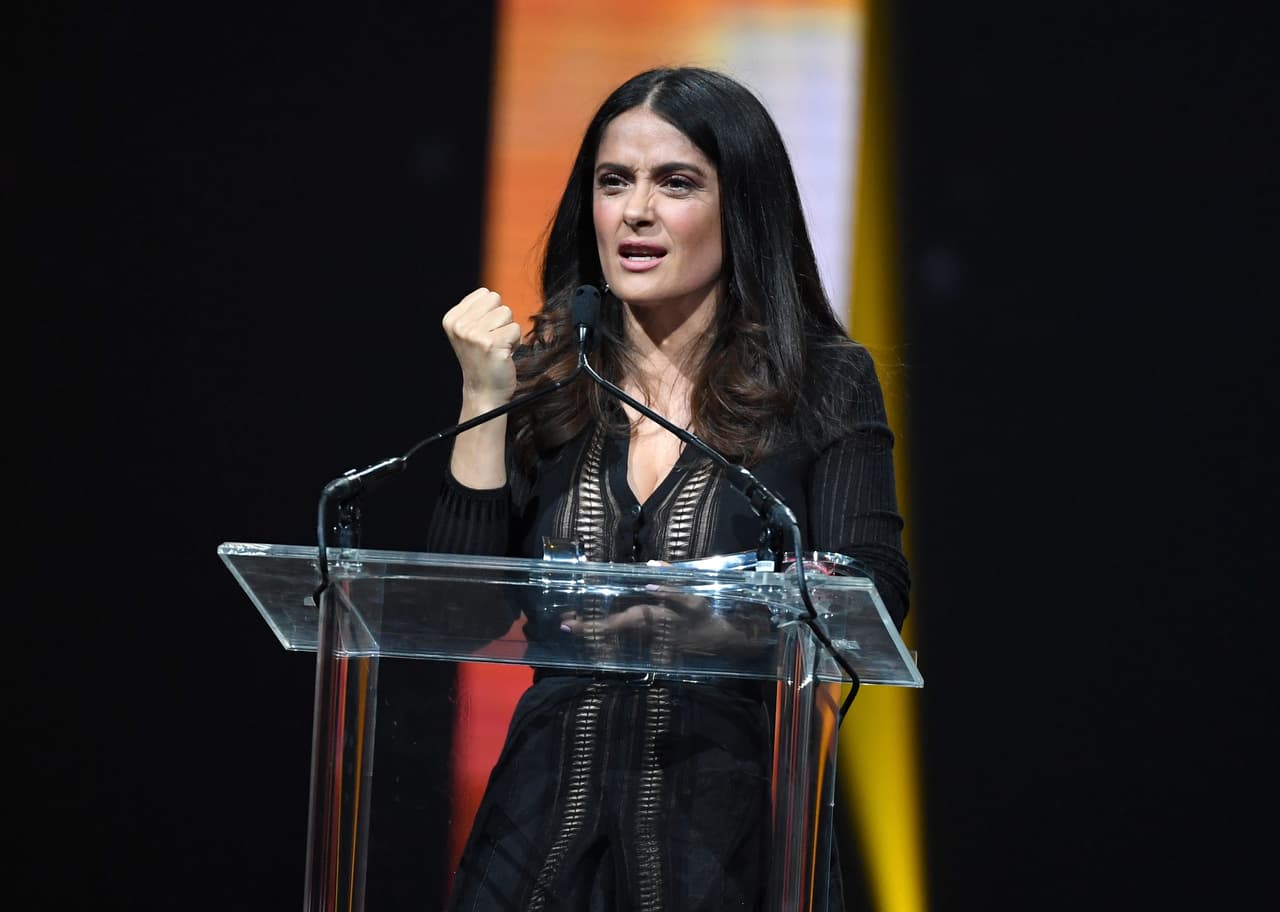 Salma Hayek: "Creo que no hay una mujer latina a la que no le haya tocado un (novio o compañero) machista, pero no me casé con un machista, me casé con un feminista".