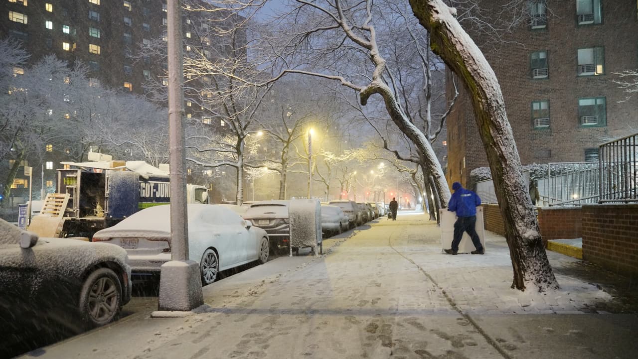 El alcalde Zohran Mamdani declaró el estado de emergencia para los cinco distritos de la Nueva York y emitió una prohibición de viaje.