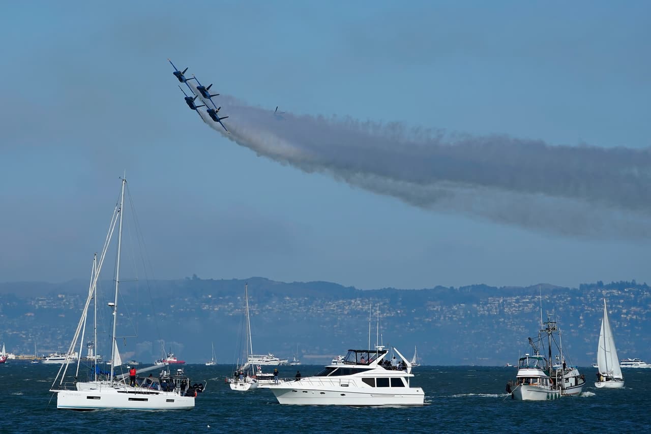 Las aeronaves de este escuadrón de la Marina estadounidense sobrevuelan con acrobacias los sitios más emblemáticos de San Francisco, como el Puente de la Bahía, el Golden Gate y la prisión de Alcatraz.