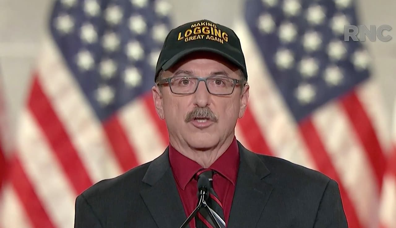 Uno de los primeros oradores de la noche. Scott Dane, un leñador y camionero de Minnesota, aseguró haber visto "un apoyo nuevo para nuestro estilo de vida" con la llegada de Trump al poder.