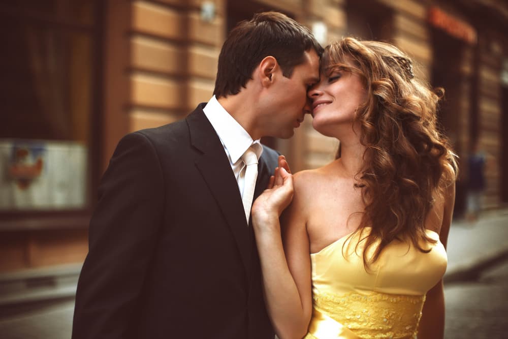 Saldrás bien de las dificultades que surjan si en ningún momento se pierde la comunicación y sobre todo si cada minuto que pasas junto a la persona amada es de pasión, amor e intensidad y no se malgasta hablando cosas del trabajo o la economía, o peor aún aislándote en tu mundo con un celular en la mano.