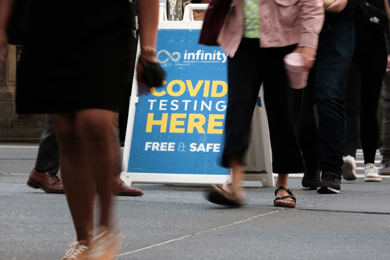 “La vuelta al bajo riesgo depende de que cada uno haga su parte y, si seguimos las orientaciones, nuestras previsiones anticipan que el pico de esta ola no durará mucho tiempo” añadió el comisionado de salud.
<br>