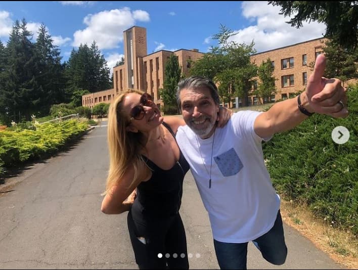 A tres semanas de la polémica, las hermanas parecen ahora enviar un mensaje de concordia ante todos luego de que se desataron especulaciones sobre una supuesta tensa relación entre ambas 
<b><a href="https://www.univision.com/famosos/diego-verdaguer-vacuna-hija-mayor-pide-respeto" target="_blank">a raíz del encontronazo que tuvieron. </a></b>
<br>