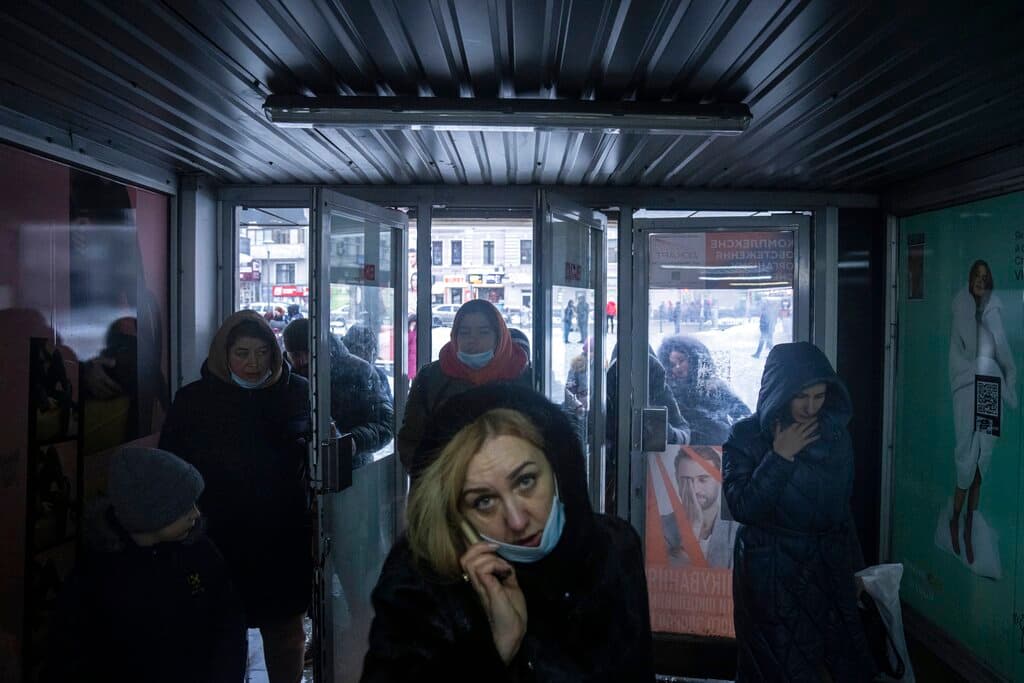 Una mujer conversa por teléfono en una de las estaciones del metro de Kharkiv. A pesar de los desacuerdos entre Washington y Moscú, los encargados de la política exterior de ambos países coincidieron en que la vía del diálogo sigue abierta, para encontrar un camino hacia la desescalada del conflicto con Ucrania.