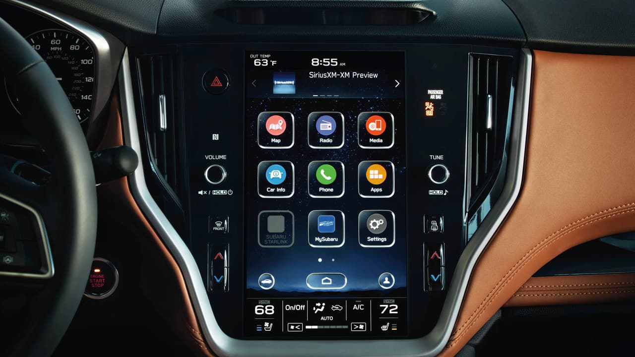 La estrella en la primera fila de asientos en el Subaru Legacy 2020 es esta
<b>pantalla sensible al tacto de 11.6 pulgadas</b>, que es equipo estándar en todos las versiones menos la básica . La misma puede ser dividida en dos porciones como la pantalla Sensus de Volvo y la pantalla vertical de de Ram 1500 2019. El sistema de navegación es opcional para todas las versiones menos para la 'Touring", la versión tope de la línea, pero la compatibilidad con los sistemas
<b>Apple CarPlay</b> y
<b>Android Auto</b> son estándar, lo que la hacen innecesaria y redundante..