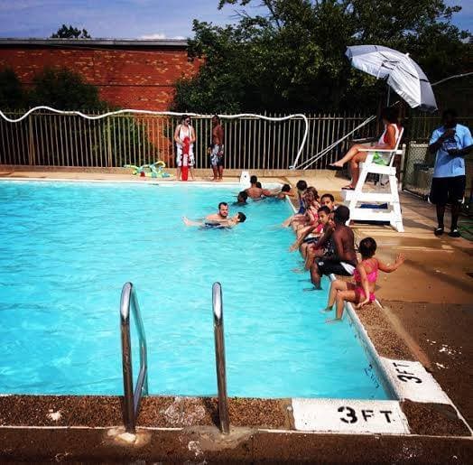 <a href="https://www.phila.gov/parks-rec-finder/#/location/hancock-playground-pool/5ad616f4db3a3d4b26b4fb54">Hancock Playground Pool: </a>Esta piscina del vecindario de Fishtown está rodeada por un nuevo parque infantil. Estamos hablando de columpios, toboganes y equipos de ejercicio de última generación por valor de 1,1 millones de dólares. 📍 
<a href="https://www.google.com/maps/place/147+Master+St,+Philadelphia,+PA+19122/@39.9728726,-75.1395465,17z/data=!3m1!4b1!4m5!3m4!1s0x89c6c86c798c31eb:0x7a8d951a2da9d56a!8m2!3d39.9728685!4d-75.1373578">147 Master St.</a>