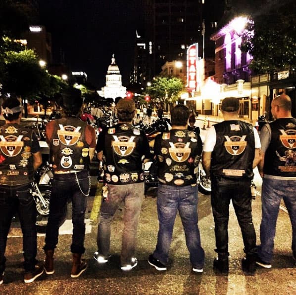 Presumiendo el chaleco de su escuadrón.