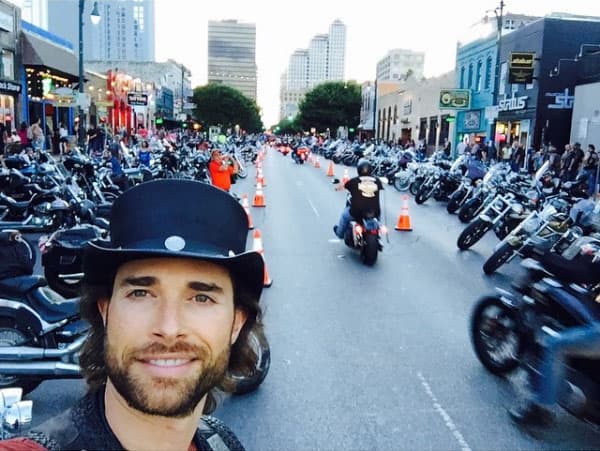 Aquí 
<b><a href="http://www.univision.com/temas/sebastian-rulli">Sebastián</a></b> estaba en Austin, Texas.