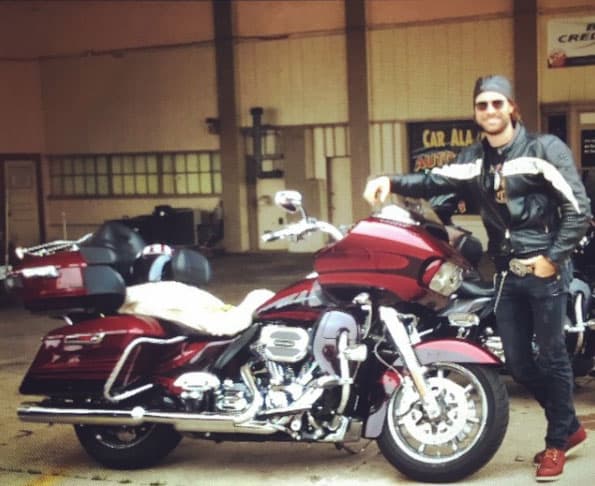 Cada que 
<b><a href="http://www.univision.com/temas/sebastian-rulli">Sebastián</a></b> se toma una foto junto a una motocicleta no puede evitar sonreír, pues forman una parte fundamental de su vida.