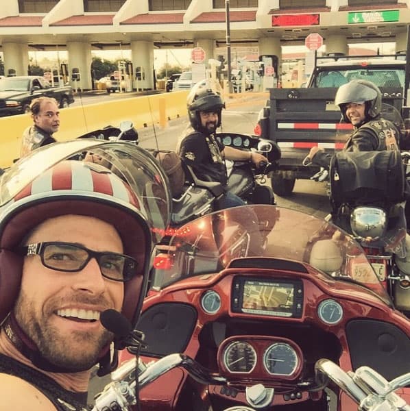 <b><a href="http://www.univision.com/temas/sebastian-rulli">Sebastian Rulli</a></b> ha cruzado México y Estados Unidos en Motocicleta con su escuadrón.