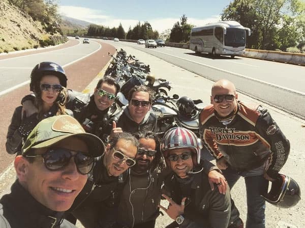 <b><a href="http://www.univision.com/temas/sebastian-rulli">Sebastián</a></b> tiene muy buenos amigos y han formado un grupo para pasear en dos ruedas, algunos de ellos son famosos, como en esta imagen donde aparece 
<b>Erick Rubín</b>.