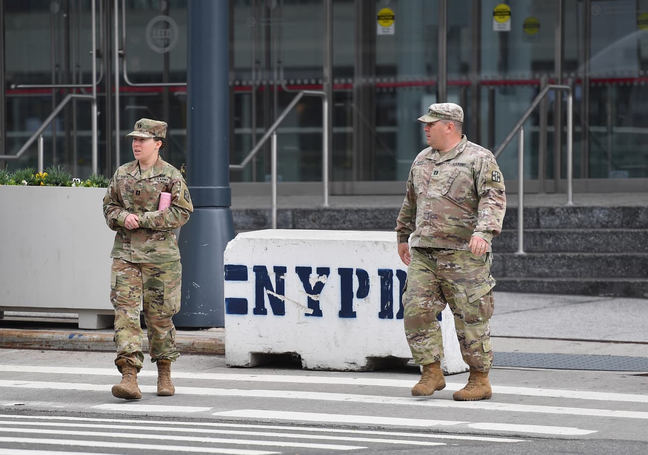 Neoyorquinos piden medidas más severas para combatir el coronavirus