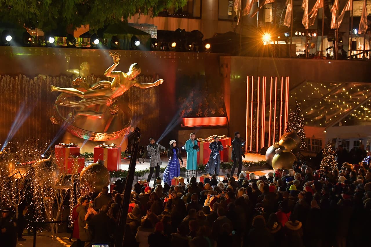 Este año el evento será presentado por los presentadores de Today Show Savannah Guthrie, Hoda Kotb, Al Roker y Craig Melvin. Los intérpretes en la ceremonia de este año incluyen a John Legend, Derek & Julianne Hough, Brett Eldredge, Idina Menzel, Gwen Stefani, Lea Michele, Chicago, NE-YO, y más. En la ceremonia del año pasado participaron L-R Kevin Olusola, Kirstin Maldonado, Scott Hoying, Mitch Grassi, y Matt Sallee.