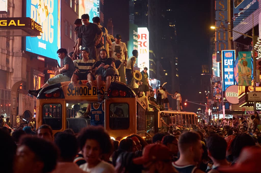 Algunos de los autobuses resultaron con los vidrios rotos en medio del festejo por el logro histórico del equipo de baloncesto 
<b><a href="https://www.univision.com/local/nueva-york-wxtv/knicks-nueva-york-historia-equipo-campeonato-final-nba" target="_blank">New York Knicks, una de las franquicias más longevas de la NBA.</a></b>